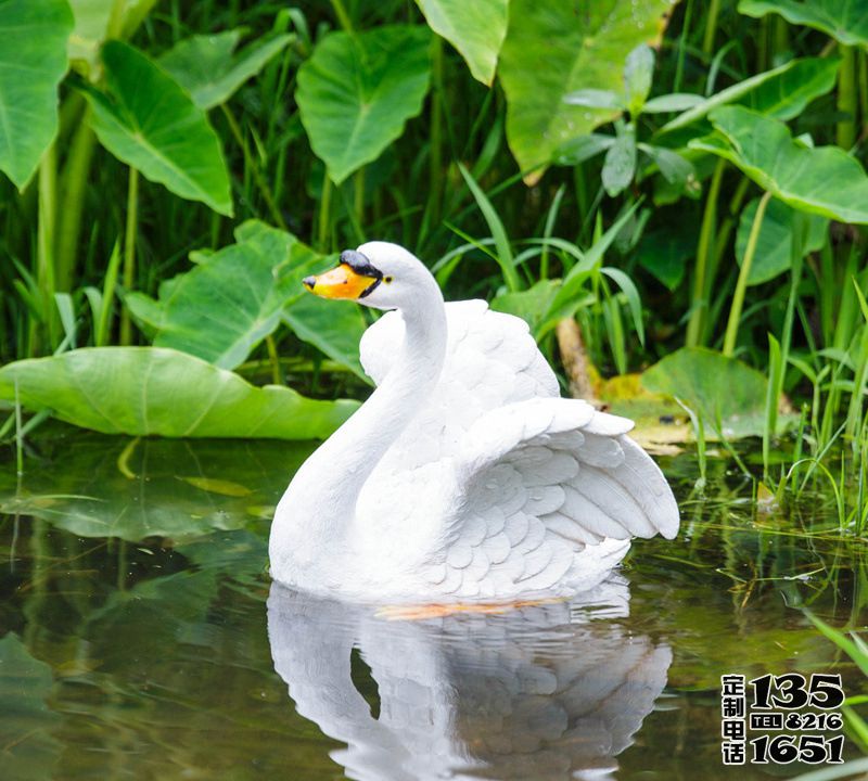 庭院水中嬉戲的玻璃鋼樹(shù)脂仿真天鵝雕塑